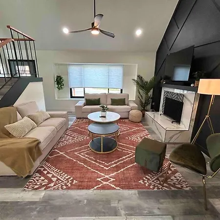 Luxurious Home - Gameroom - Cowboy Pool